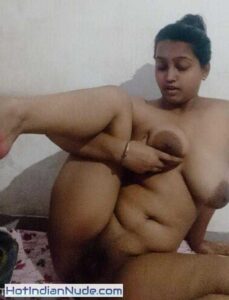 Indian Nude Pics Bhabhi Showing Boobs And Pussy16