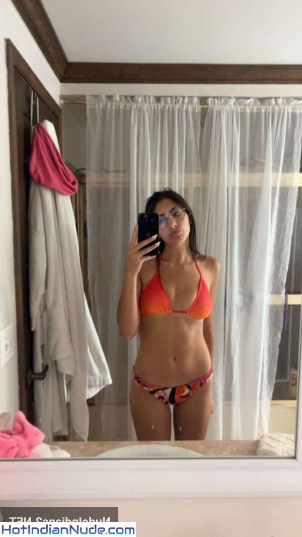 Asli Indian Nri Hot Babe Nude Selfie
