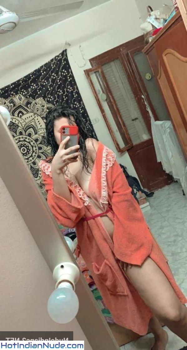 Badi Chuchi Nri Selfie Nude Pics
