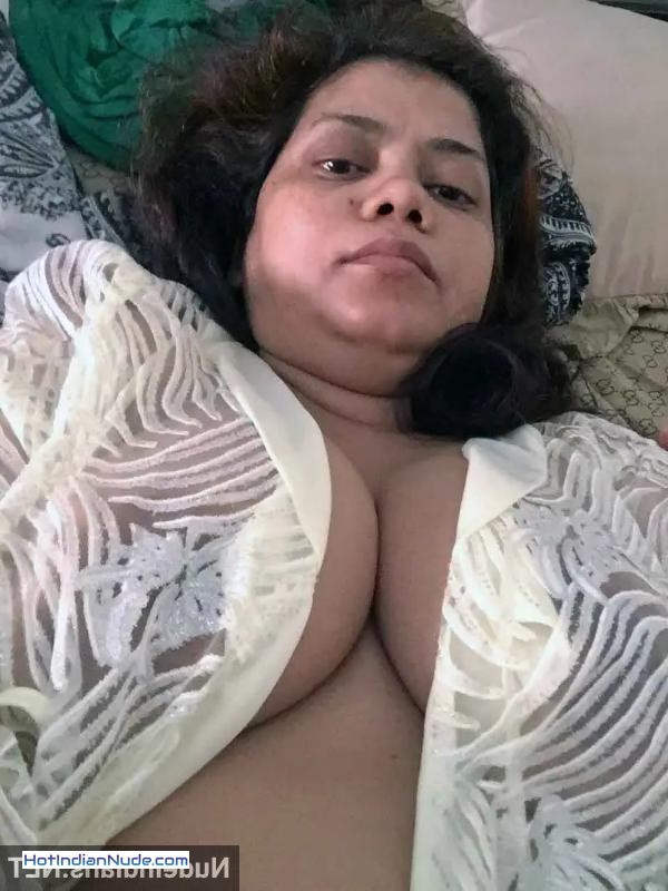 big boobs nude selfie ki nangi pics aur hot gallery - Bangladeshi aunty shows big boobs and bra panty selfies 137