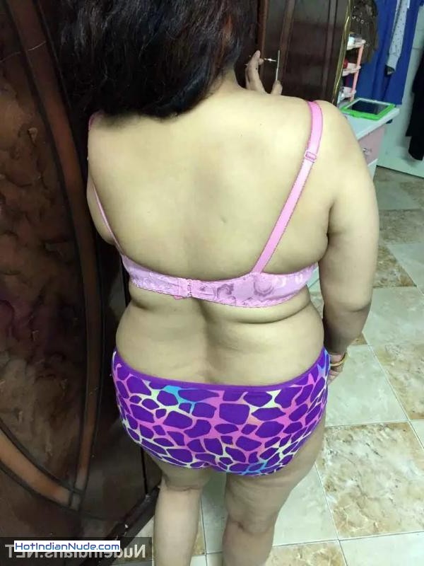 big boobs nude selfie ki nangi pics aur hot gallery - Bangladeshi aunty shows big boobs and bra panty selfies 137