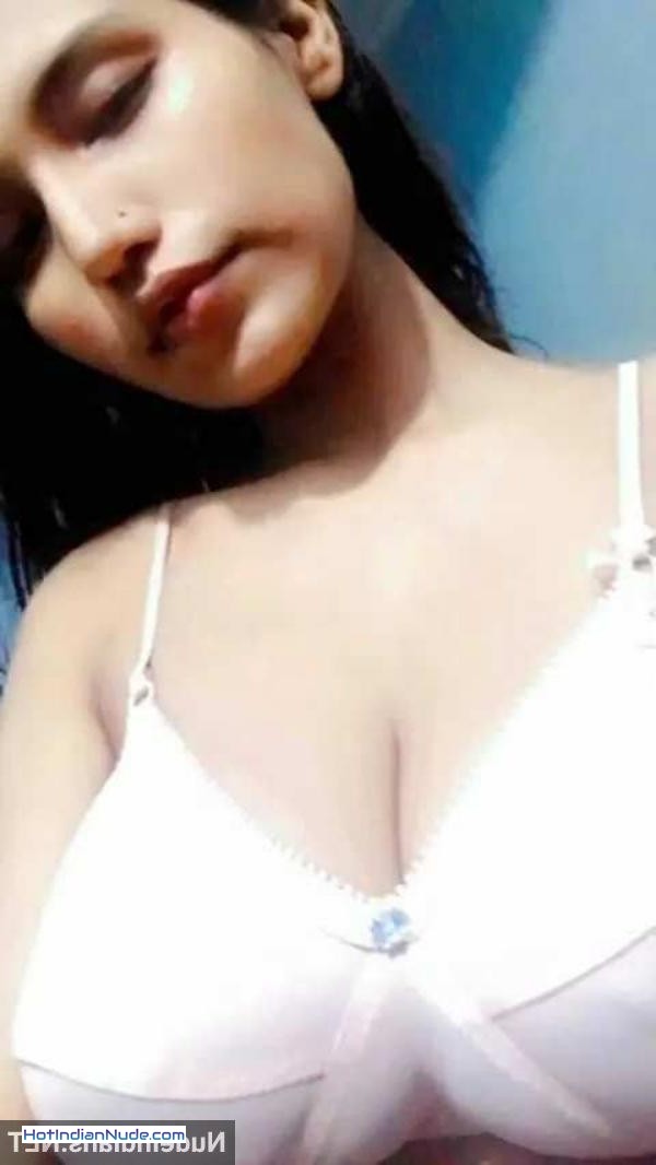 desi bhabhi sex pics ki nangi pics aur hot gallery - Poonam bhabhi flashing round big boobs in tight bra to devar 527