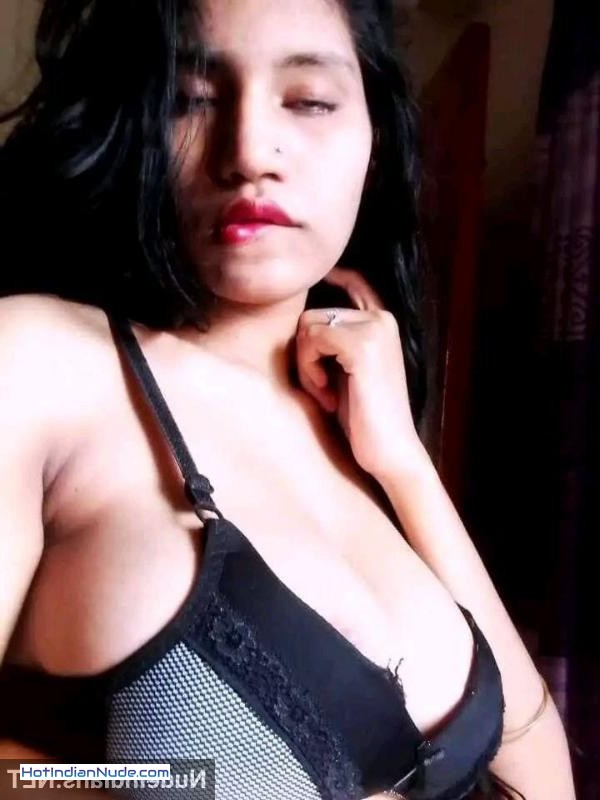 desi bhabhi sex pics ki nangi pics aur hot gallery - Poonam bhabhi flashing round big boobs in tight bra to devar 527