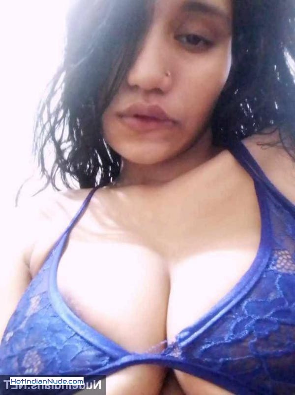 desi bhabhi sex pics ki nangi pics aur hot gallery - Poonam bhabhi flashing round big boobs in tight bra to devar 527