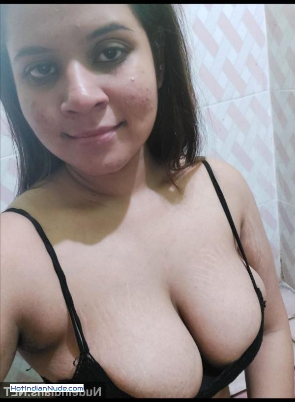 Busty desi hottie ne dikhaya apna gulabi jalwa apne lover ke liye fully nude
