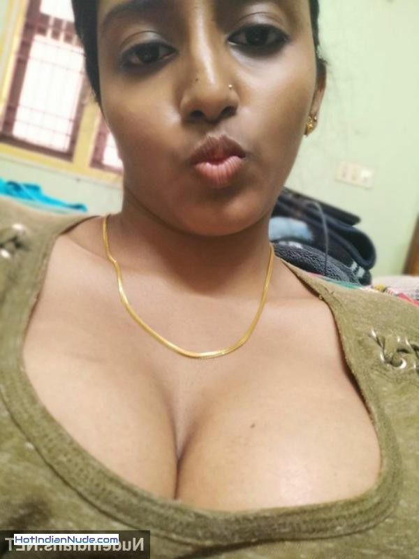 hot desi sex pics ki nangi pics aur hot gallery - Tamil girl exposing dark boobs and nipples to BF in selfies 24