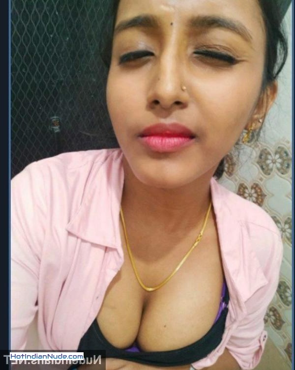 hot desi sex pics ki nangi pics aur hot gallery - Tamil girl exposing dark boobs and nipples to BF in selfies 24