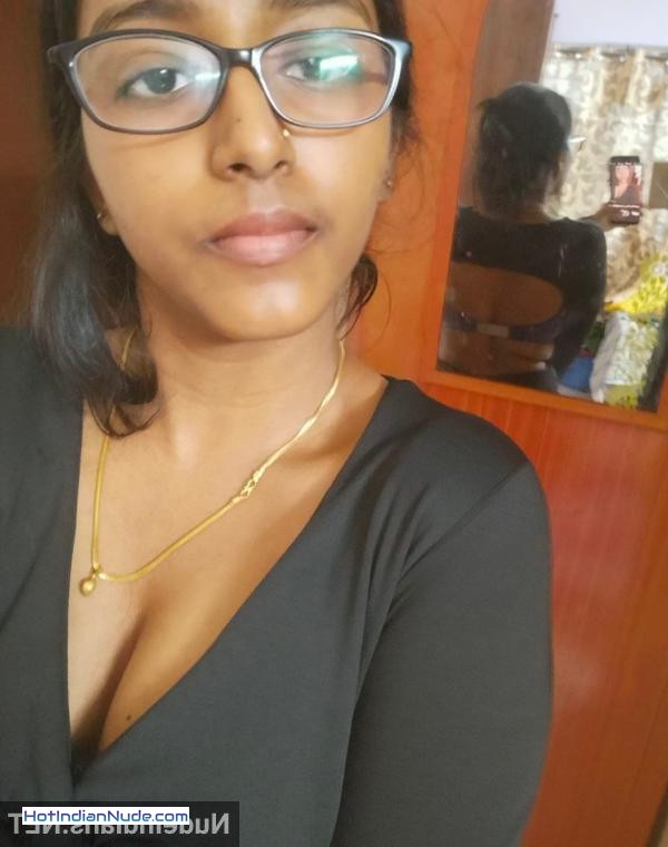 hot desi sex pics ki nangi pics aur hot gallery - Tamil girl exposing dark boobs and nipples to BF in selfies 24