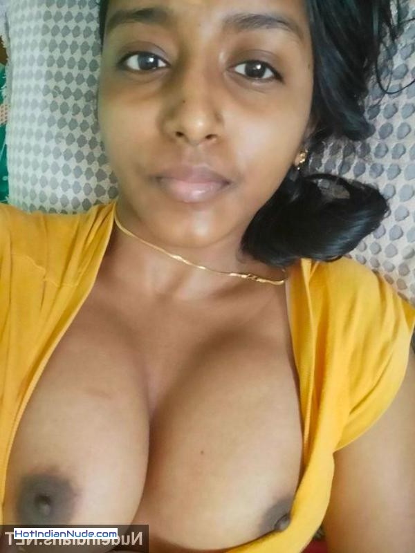 hot desi sex pics ki nangi pics aur hot gallery - Tamil girl exposing dark boobs and nipples to BF in selfies 24