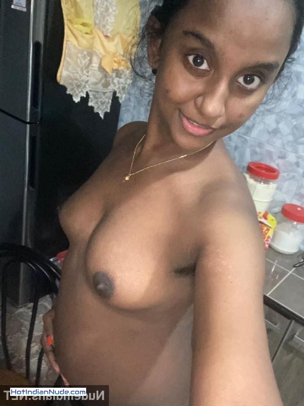 Mallu college babes apne BF ko tease karne ke liye dikha rahi hain sexy nude nazaare