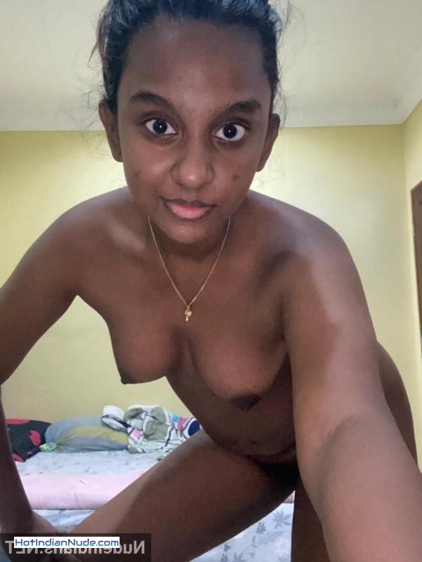 Mallu college babes apne BF ko tease karne ke liye dikha rahi hain sexy nude nazaare