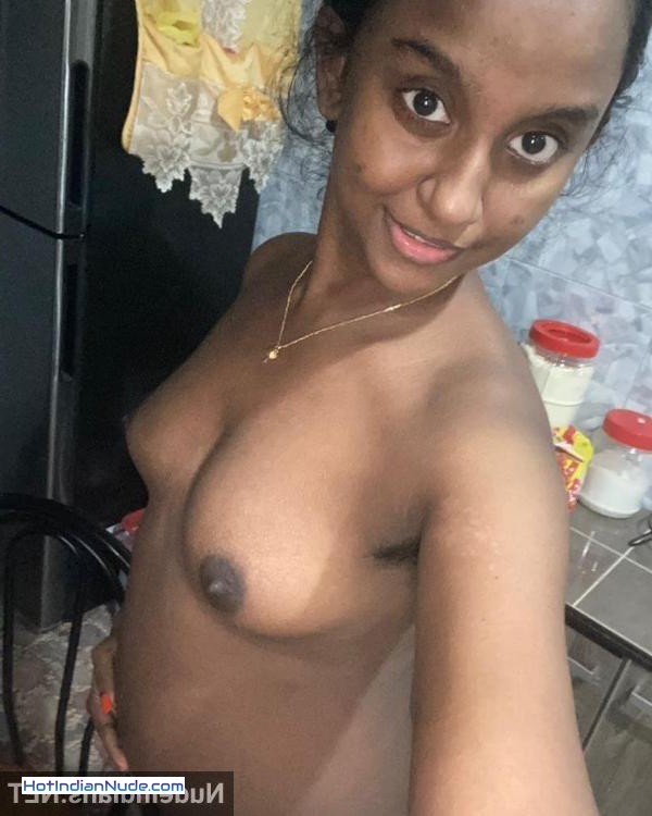 Mallu college babes apne BF ko tease karne ke liye dikha rahi hain sexy nude nazaare