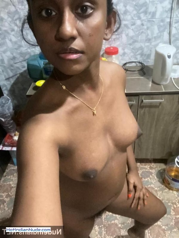 Mallu college babes apne BF ko tease karne ke liye dikha rahi hain sexy nude nazaare