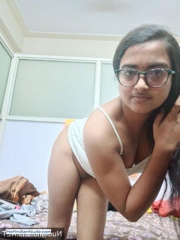 Mallu college babes apne BF ko tease karne ke liye dikha rahi hain sexy nude nazaare