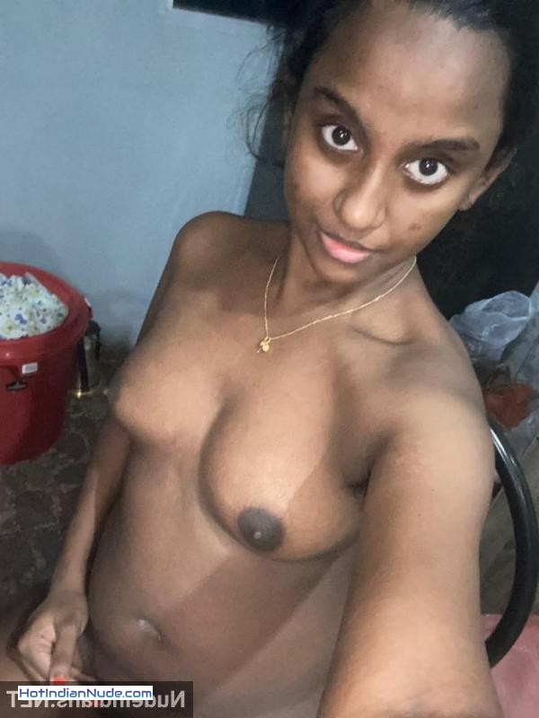 Mallu college babes apne BF ko tease karne ke liye dikha rahi hain sexy nude nazaare