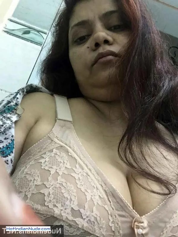 indian desi aunty sex photos ki nangi pics aur hot gallery - Bangladeshi aunty shows big boobs and bra panty selfies 154