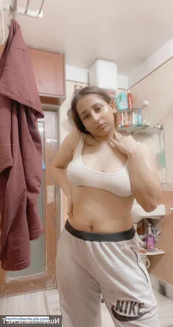 indian girl porn photo ki nangi pics aur hot gallery - Watch NRI Indian girl flashing big tits pink nipples nude 869