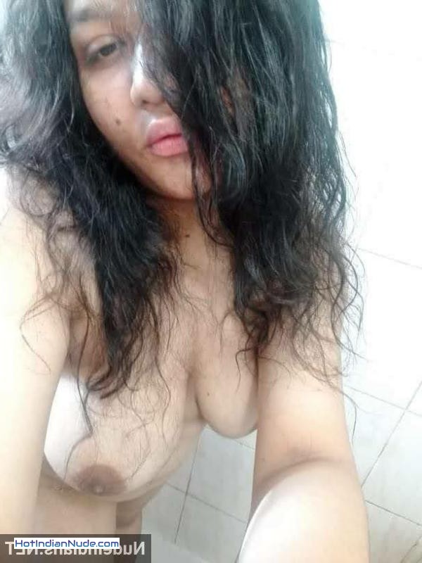 Bewafa Indian bhabhis flashing big assets to their secret boyfriends