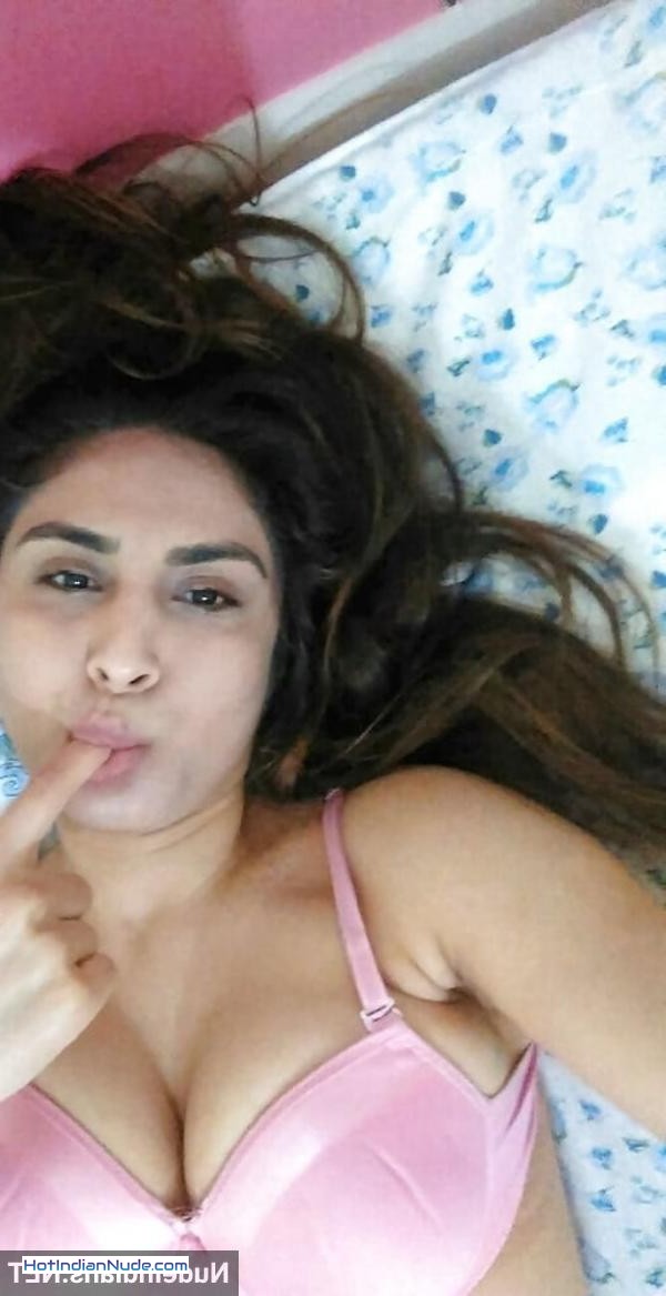 Bewafa Indian bhabhis flashing big assets to their secret boyfriends