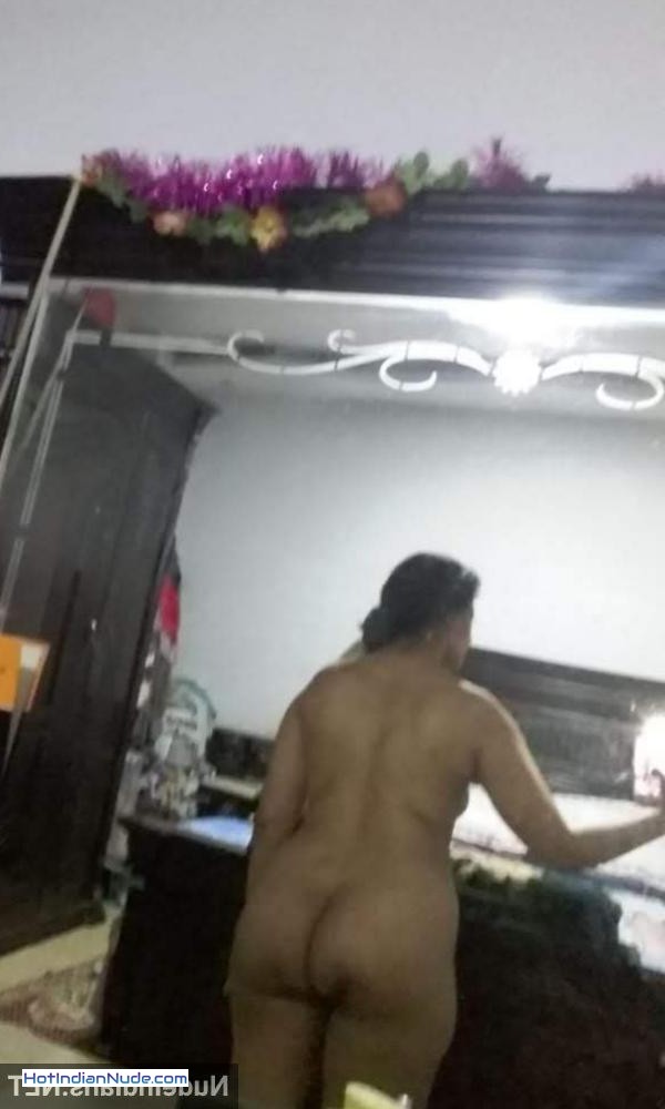 Bewafa Indian bhabhis flashing big assets to their secret boyfriends