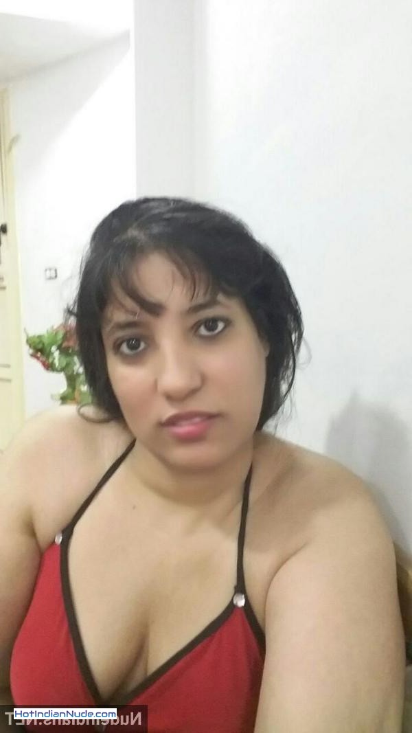 Bewafa Indian bhabhis flashing big assets to their secret boyfriends