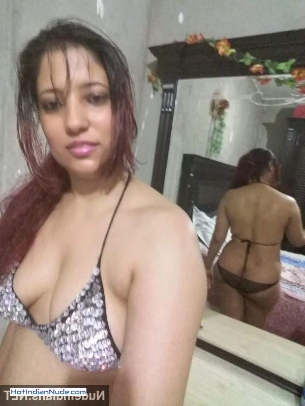 Bewafa Indian bhabhis flashing big assets to their secret boyfriends