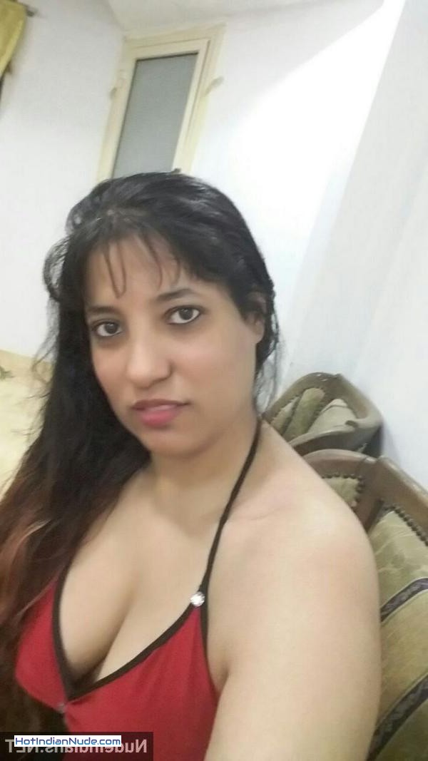 Bewafa Indian bhabhis flashing big assets to their secret boyfriends