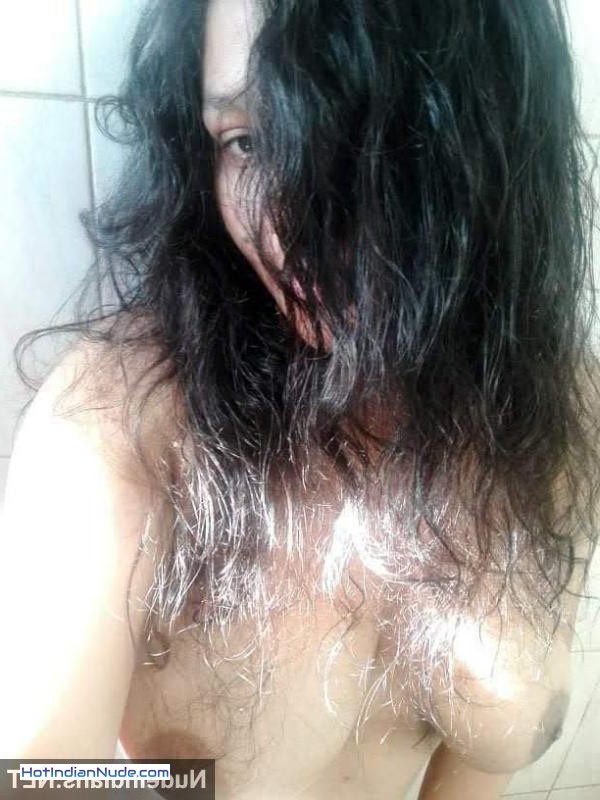 Bewafa Indian bhabhis flashing big assets to their secret boyfriends