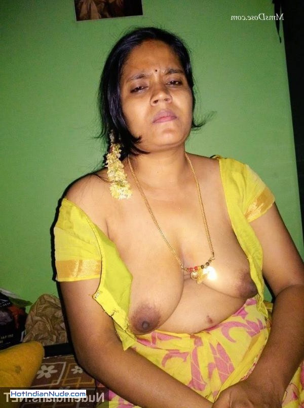 naked boobs indian ki nangi pics aur hot gallery - MILF Telugu aunty exposing round big boobs in saree and bra 720