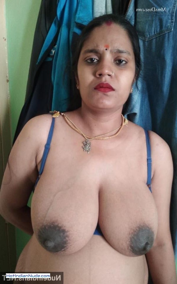 naked boobs indian ki nangi pics aur hot gallery - MILF Telugu aunty exposing round big boobs in saree and bra 720
