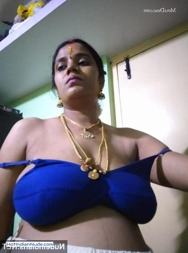 naked boobs indian ki nangi pics aur hot gallery - MILF Telugu aunty exposing round big boobs in saree and bra 720