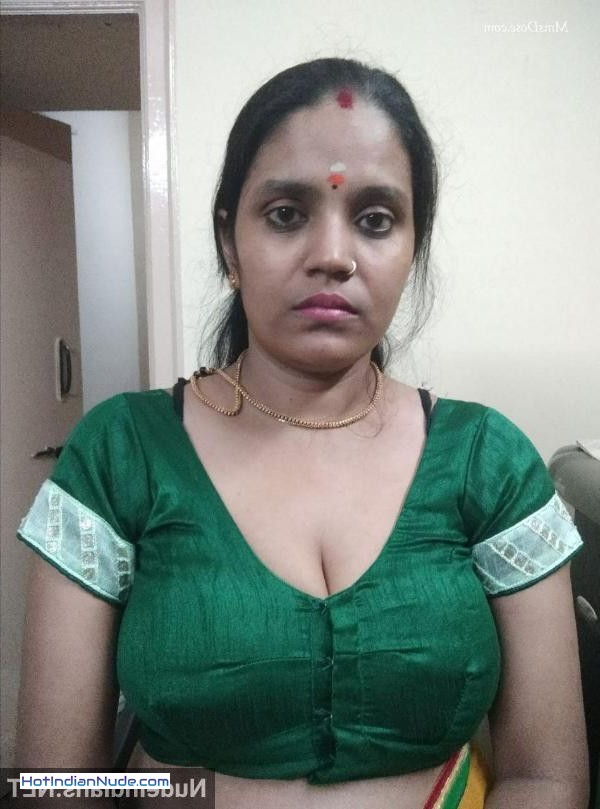 naked boobs indian ki nangi pics aur hot gallery - MILF Telugu aunty exposing round big boobs in saree and bra 720
