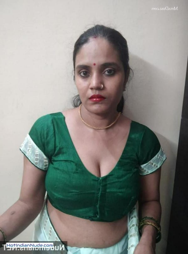 naked boobs indian ki nangi pics aur hot gallery - MILF Telugu aunty exposing round big boobs in saree and bra 720