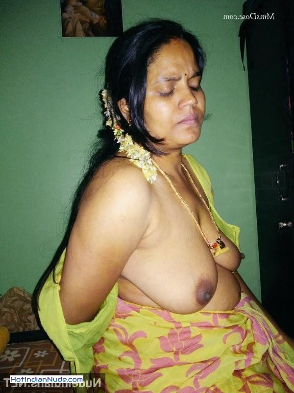 naked boobs indian ki nangi pics aur hot gallery - MILF Telugu aunty exposing round big boobs in saree and bra 720