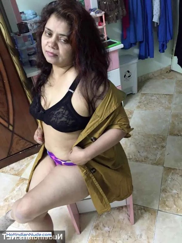 nude photos of boobs ki nangi pics aur hot gallery - Bangladeshi aunty shows big boobs and bra panty selfies 86