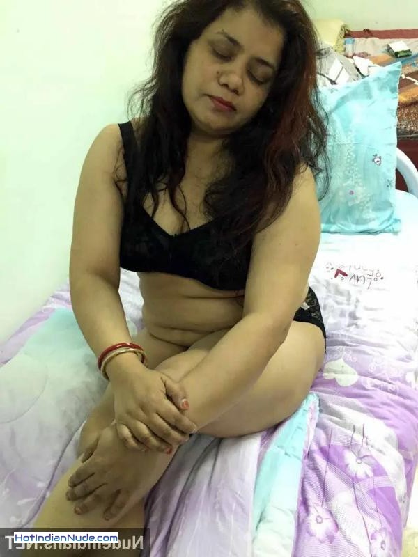 nude photos of boobs ki nangi pics aur hot gallery - Bangladeshi aunty shows big boobs and bra panty selfies 86