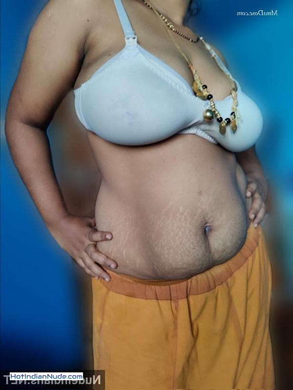 pictures of passionate sex ki nangi pics aur hot gallery - MILF Telugu aunty exposing round big boobs in saree and bra 262