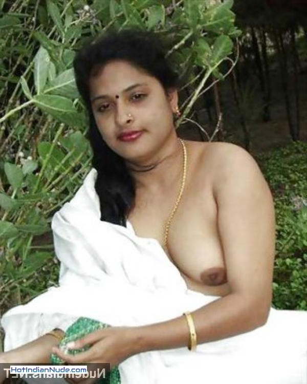 Garam BBW Aunty ki private selfie nude sex pics leaked by cuckold husband