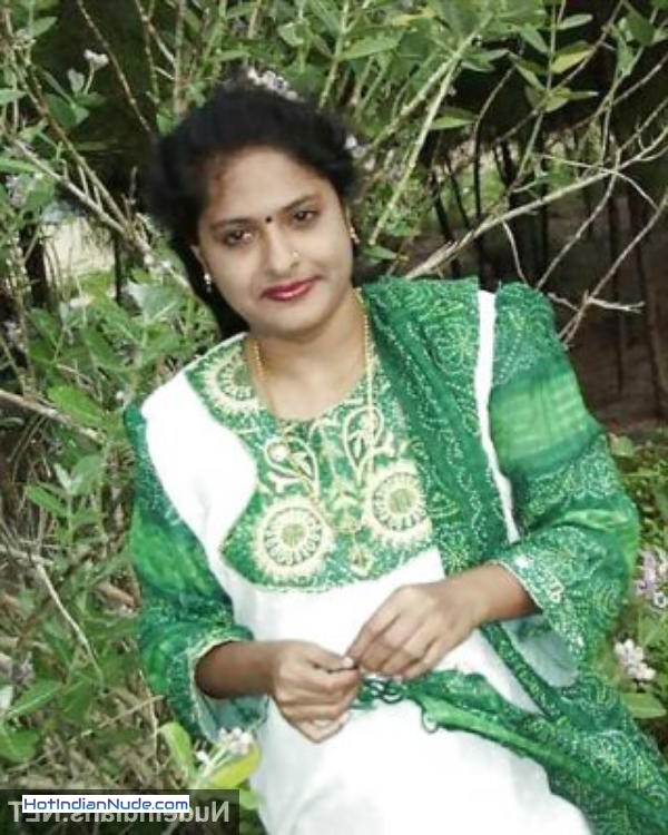 Garam BBW Aunty ki private selfie nude sex pics leaked by cuckold husband