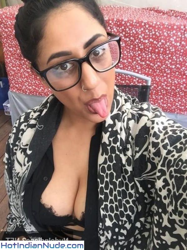 Aunty Anisha Kapoor Desi Big Boobs Show