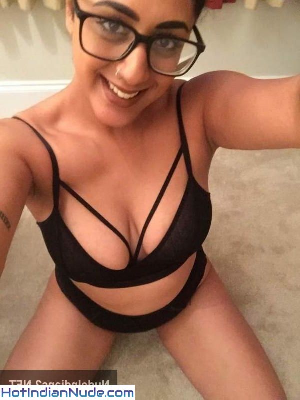 Aunty Anisha Kapoor Moms Nude Selfie