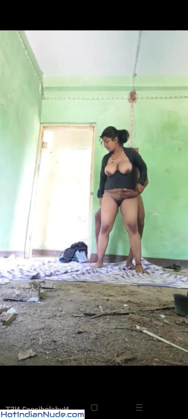 Aunty Nude Saree