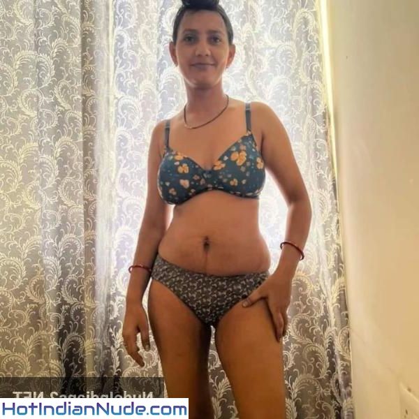 Bade Bade Shehron Nude Girlfriend Snap