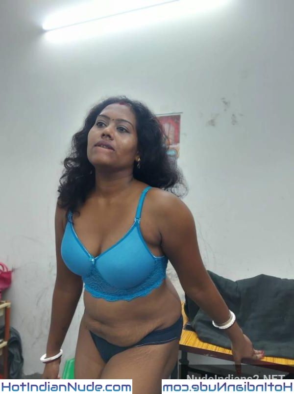 Bumbai Tamil Mami Boobs Naked Selfie