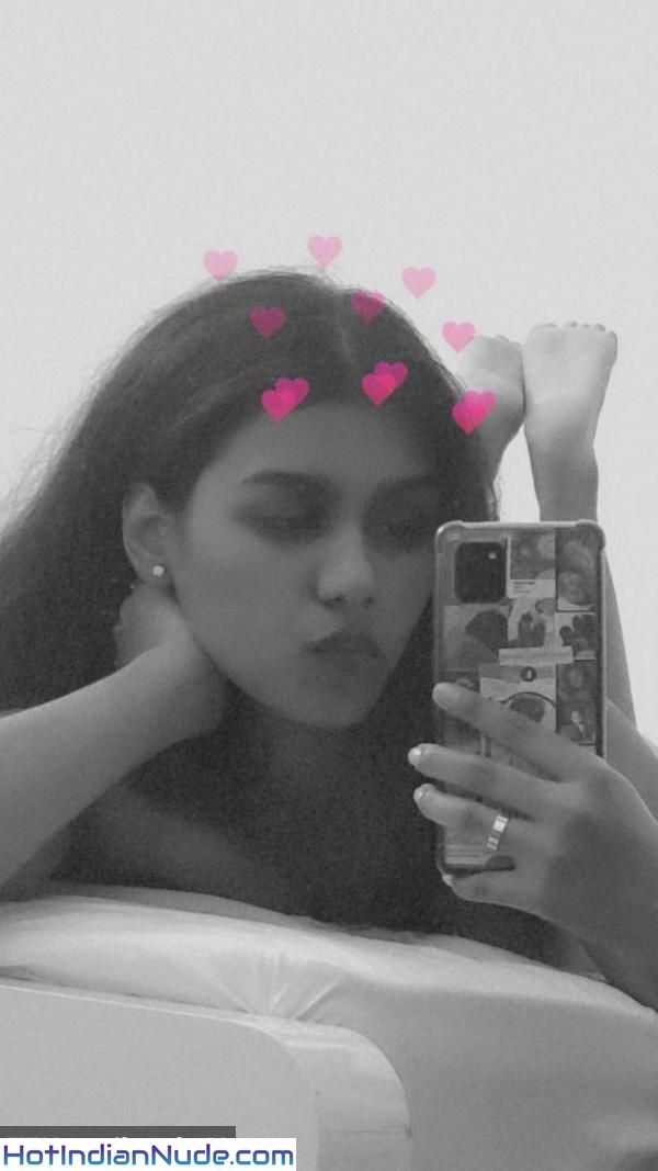 Desi Slim Girl Selfies Naked Pics