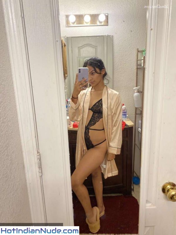 Butt naked selfie