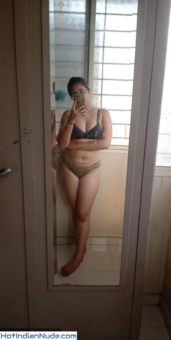 Mumbai Girl Badi Nude Selfies 18