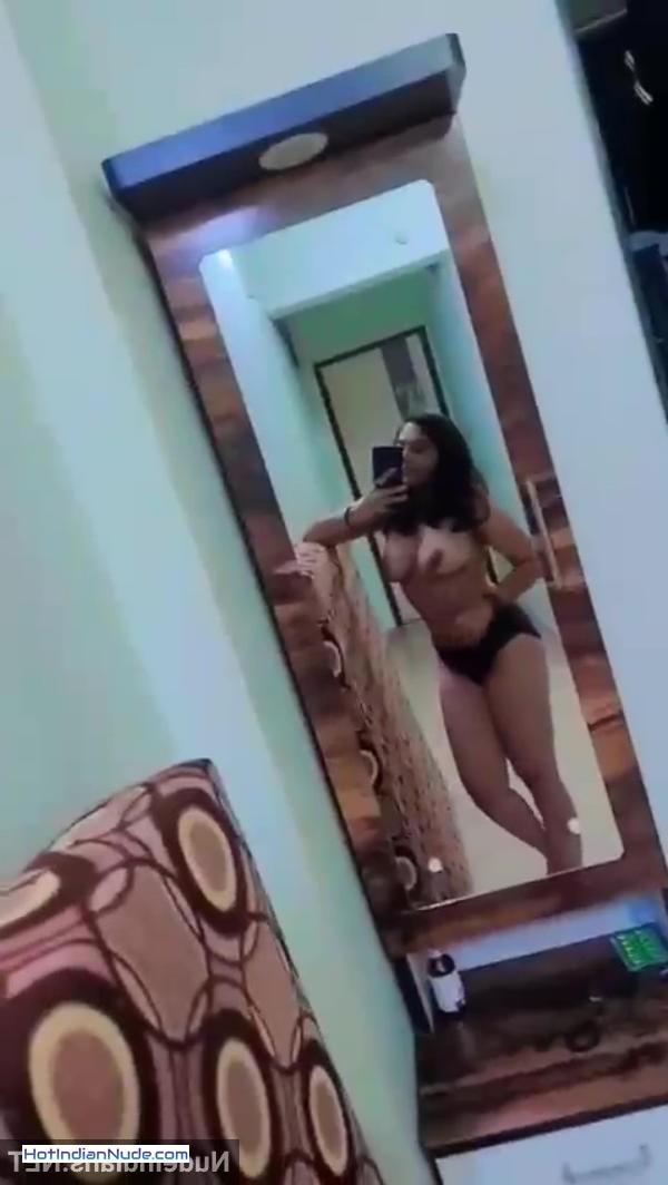 Garam Indian Big Ass Nude Pic Leak: New Delhi Gf Kavya’S Big Juicy Boobs Show To New B