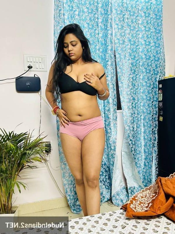 Aunty nude in saree